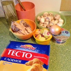 название картинки Пирог жульен с грибами и курицей в слоеном тесте