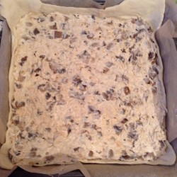 название картинки Пирог жульен с грибами и курицей в слоеном тесте