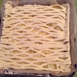 название картинки Пирог жульен с грибами и курицей в слоеном тесте