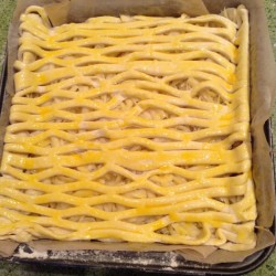 название картинки Пирог жульен с грибами и курицей в слоеном тесте