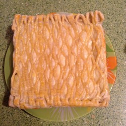 название картинки Пирог жульен с грибами и курицей в слоеном тесте