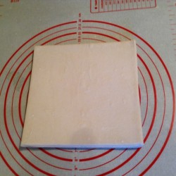 название картинки Пирог жульен с грибами и курицей в слоеном тесте