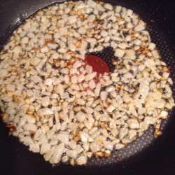 название картинки Пирог жульен с грибами и курицей в слоеном тесте