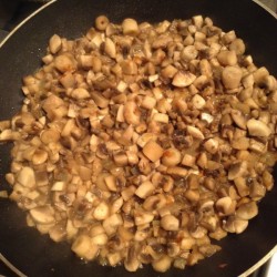 название картинки Пирог жульен с грибами и курицей в слоеном тесте