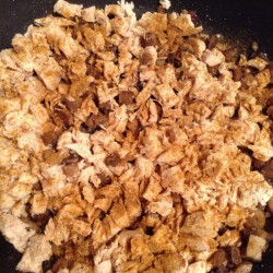 название картинки Пирог жульен с грибами и курицей в слоеном тесте