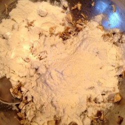 название картинки Пирог жульен с грибами и курицей в слоеном тесте