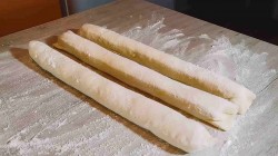 название картинки Пирог к чаю из слоено дрожжевого теста с ежевикой