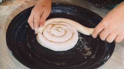 название картинки Пирог к чаю из слоено дрожжевого теста с ежевикой