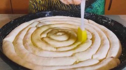 название картинки Пирог к чаю из слоено дрожжевого теста с ежевикой