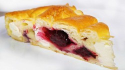 название картинки Пирог к чаю из слоено дрожжевого теста с ежевикой