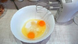 Пирог на кефире в мультиварке с орехами - шаг 3 Пирог на кефире в мультиварке с орехами - шаг 3