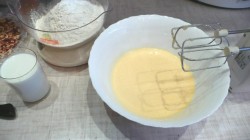 Пирог на кефире в мультиварке с орехами - шаг 4 Пирог на кефире в мультиварке с орехами - шаг 4