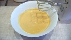 Пирог на кефире в мультиварке с орехами - шаг 5 Пирог на кефире в мультиварке с орехами - шаг 5