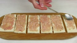 Пирог разборный из рулетиков с фаршем и сырным соусом - шаг 2 Пирог разборный из рулетиков с фаршем и сырным соусом - шаг 2