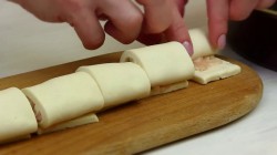 Пирог разборный из рулетиков с фаршем и сырным соусом - шаг 4 Пирог разборный из рулетиков с фаршем и сырным соусом - шаг 4