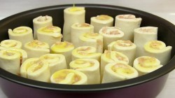 Пирог разборный из рулетиков с фаршем и сырным соусом - шаг 5 Пирог разборный из рулетиков с фаршем и сырным соусом - шаг 5