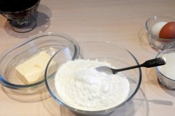 название картинки Пирог с брусникой и сметанным соусом открытый