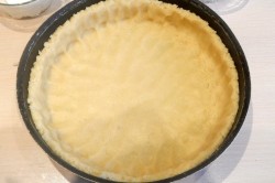 название картинки Пирог с брусникой и сметанным соусом открытый