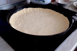 название картинки Пирог с капустой и консервированной рыбой