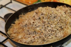 Пирог с капустой и мясным фаршем дрожжевой