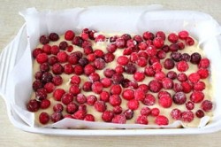 Пирог с клюквой и сахарной глазурью - шаг 4 Пирог с клюквой и сахарной глазурью - шаг 4