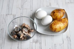 название картинки Пирог с сайрой и картошкой в духовке