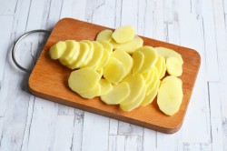 название картинки Пирог с сайрой и картошкой в духовке