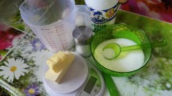 Пирог с консервированной рыбой в мультиварке