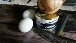 Пирог с консервированной рыбой в мультиварке