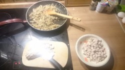 название картинки Пирог с курицей, грибами и луком