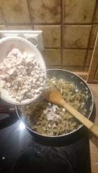 название картинки Пирог с курицей, грибами и луком