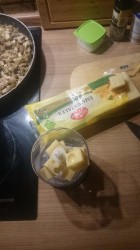 название картинки Пирог с курицей, грибами и луком