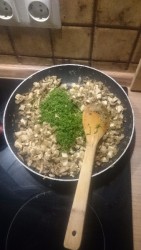 название картинки Пирог с курицей, грибами и луком