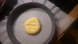 название картинки Пирог с курицей, грибами и луком