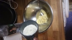 название картинки Пирог с курицей, грибами и луком