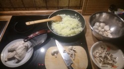 название картинки Пирог с курицей, грибами и луком