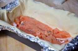 Рыбный пирог с семгой из слоеного теста