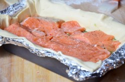 Рыбный пирог с семгой из слоеного теста