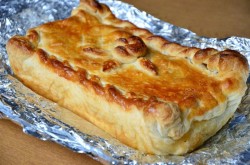 Рыбный пирог с семгой из слоеного теста