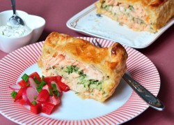 Рыбный пирог с семгой из слоеного теста