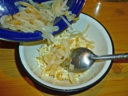 Пирог с плавленным сыром и луком