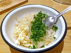 Пирог с плавленным сыром и луком