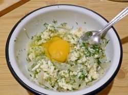 Пирог с плавленным сыром и луком