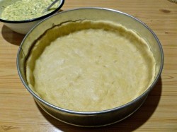 Пирог с плавленным сыром и луком