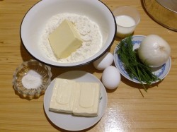 Пирог с плавленным сыром и луком