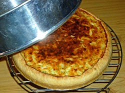 Пирог с плавленным сыром и луком