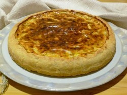 Пирог с плавленным сыром и луком