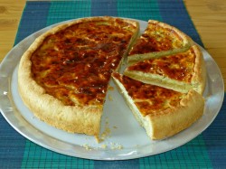 Пирог с плавленным сыром и луком