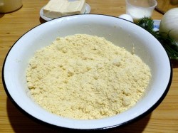 Пирог с плавленным сыром и луком