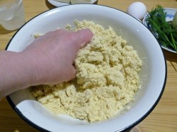 Пирог с плавленным сыром и луком